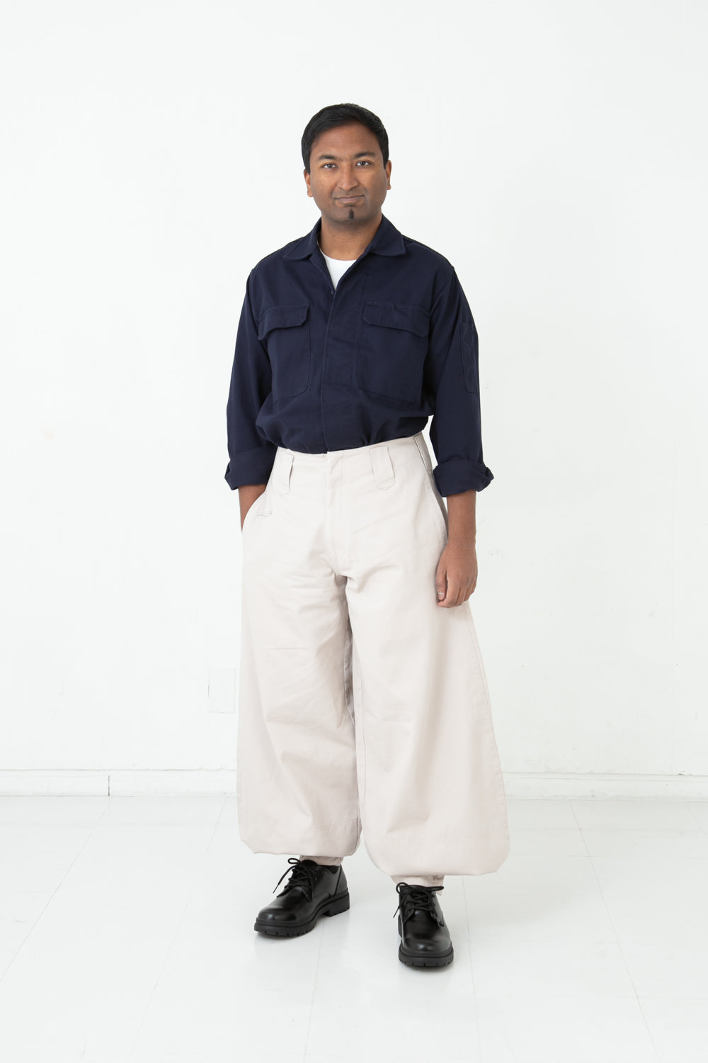 Regular Cotton 14 Tobi Pants - Beige -model