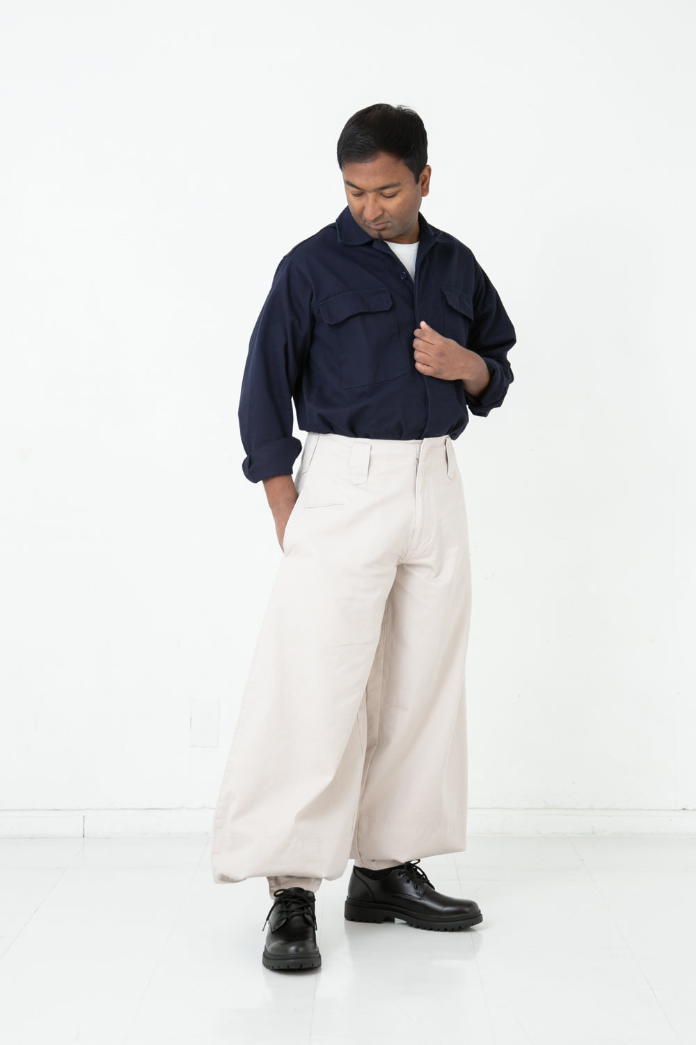 Regular Cotton 14 Tobi Pants - Beige -model